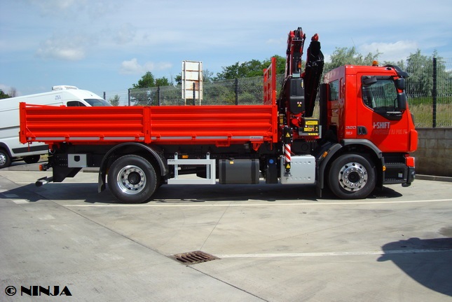 Volvo_FE320_4x2_S3_HR_Fassi_F165_02.jpg