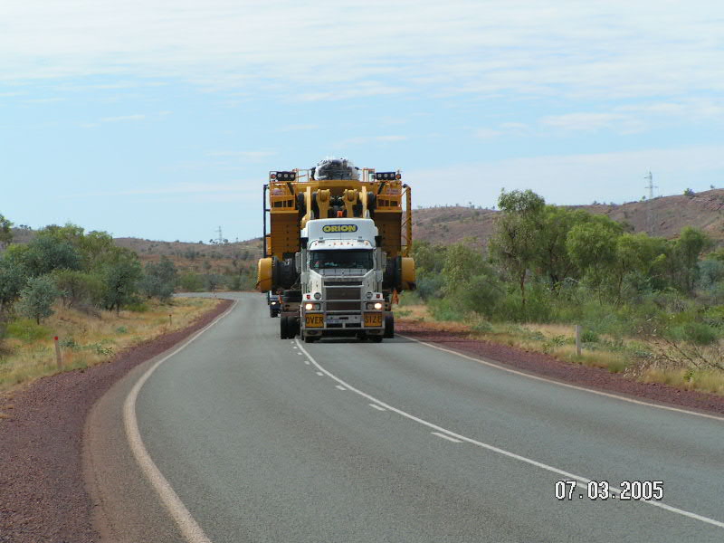 Komatsu WA1200 auf Tieflader.jpg
