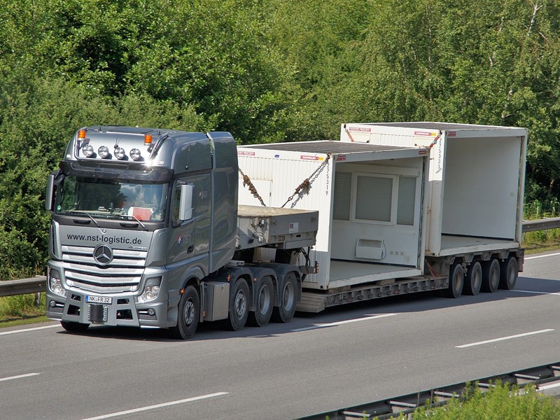 Actros SLT NST Ferraro DSC05081.jpg