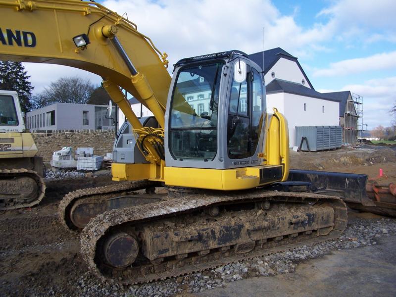 New Holland Kobelco E 235 SR-02.jpg