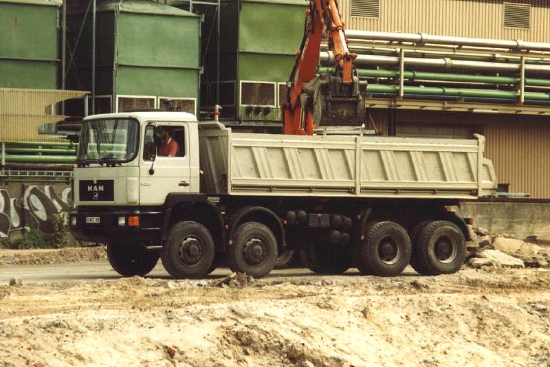 MAN F 90 4 Achs Kipper (2).jpg