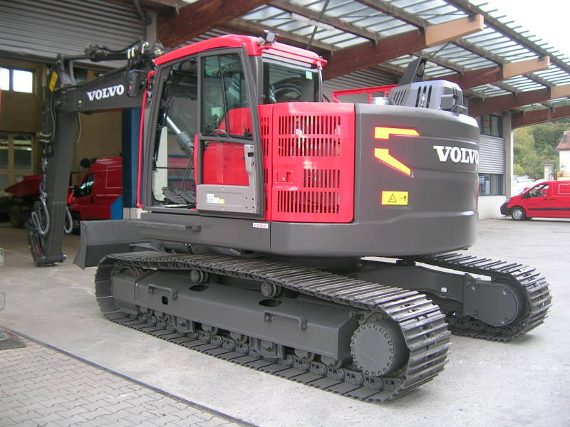 Volvo ECR235E (3).jpg