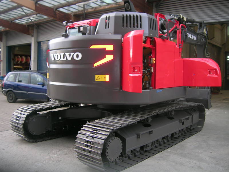 Volvo ECR235E (10).jpg