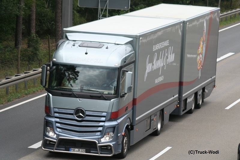 Roelofs MB Actros4 18xx PAF-JR 220 2015 07 28 WeiskirchenWEB.jpg