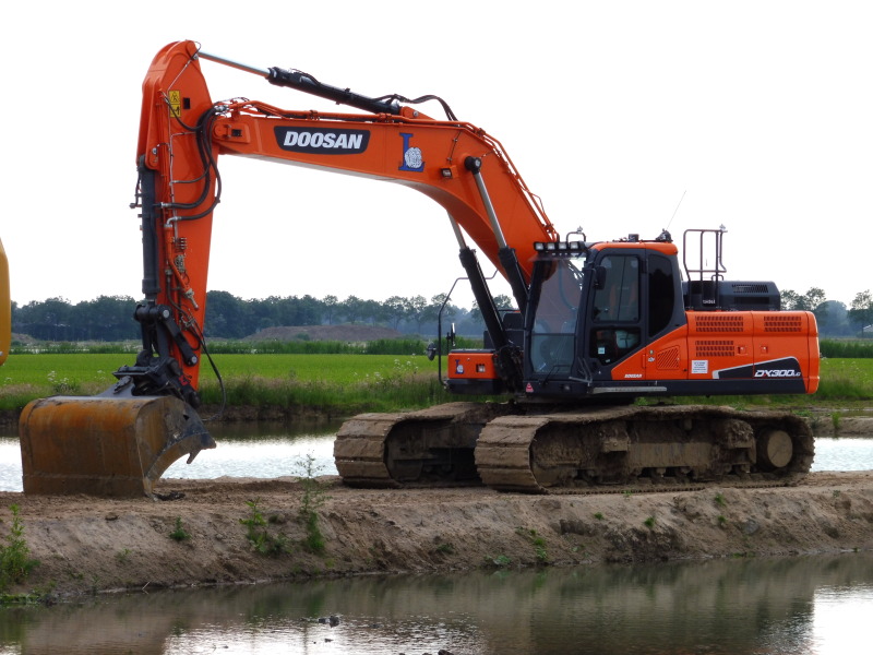 Leeuwen DX 300-5 1.jpg