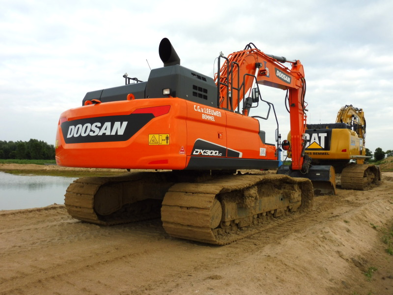 Leeuwen DX 300-5 4.jpg