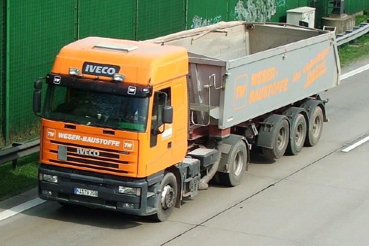 Weser-Baustoffe Iveco Kippsattel DSC00009 (2).jpg