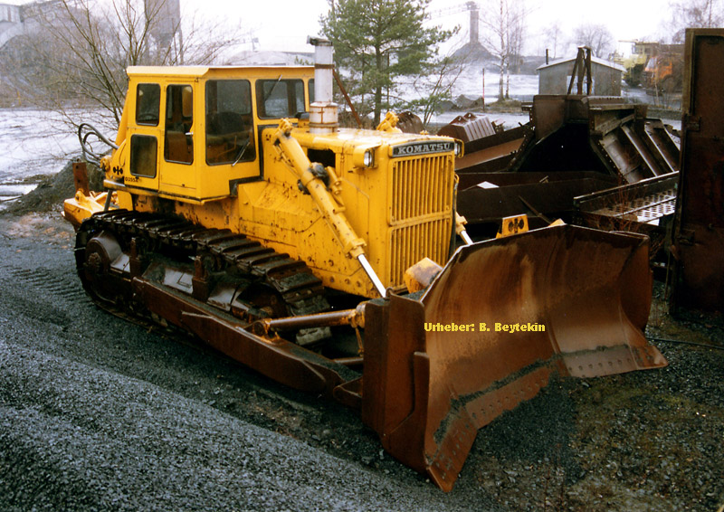 Komatsu_D355A_1.jpg