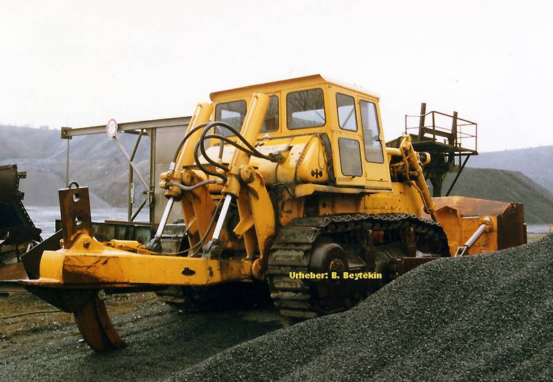 Komatsu_D355A_2.jpg