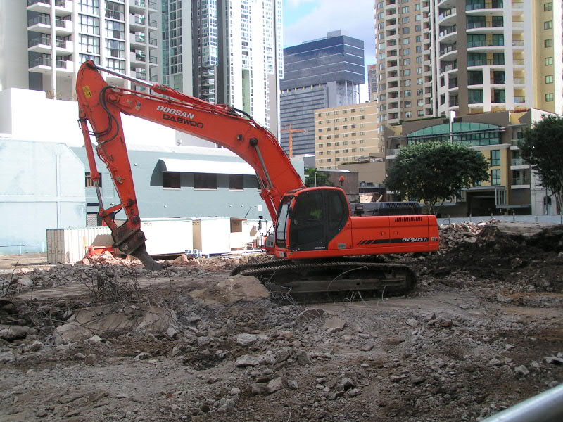 Doosan Daewoo DX340LX 1.jpg
