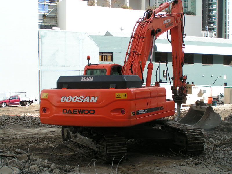 Doosan Daewoo DX340LX 3.jpg