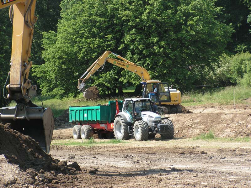 Komatsu PC130-7 2.jpg