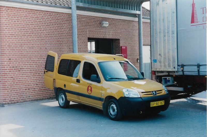 Post-Peugeot Partner am Postamt Padborg, 1990er.jpg
