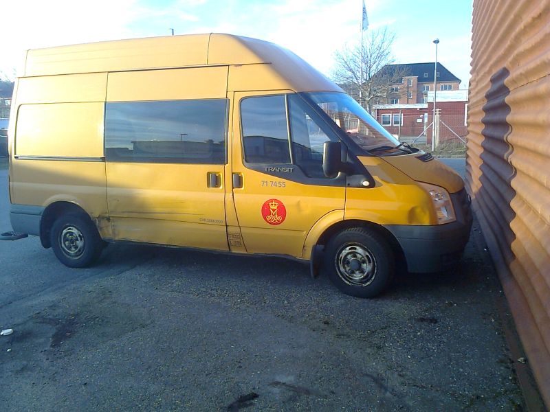 Post-Ford Transit im Sonnenschein, daß man schön die Beulen sieht.jpg