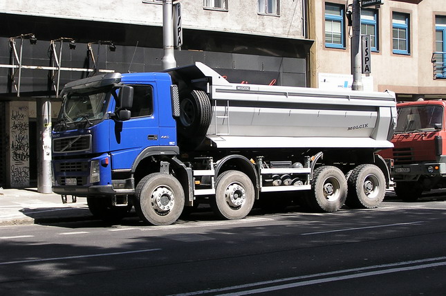 Volvo FM12 440 8x6 S1 02.jpg