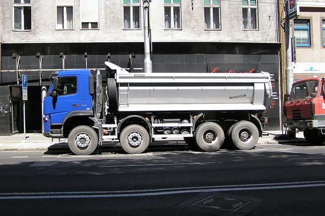 Volvo FM12 440 8x6 S1 03.jpg