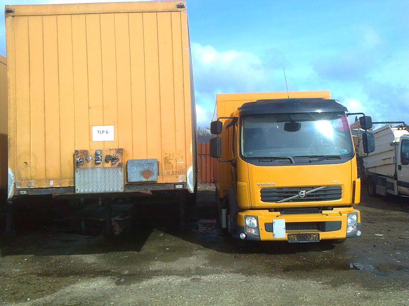 Post-Autos, Koffer-Auflieger-Front und kleiner Volvo FL.jpg