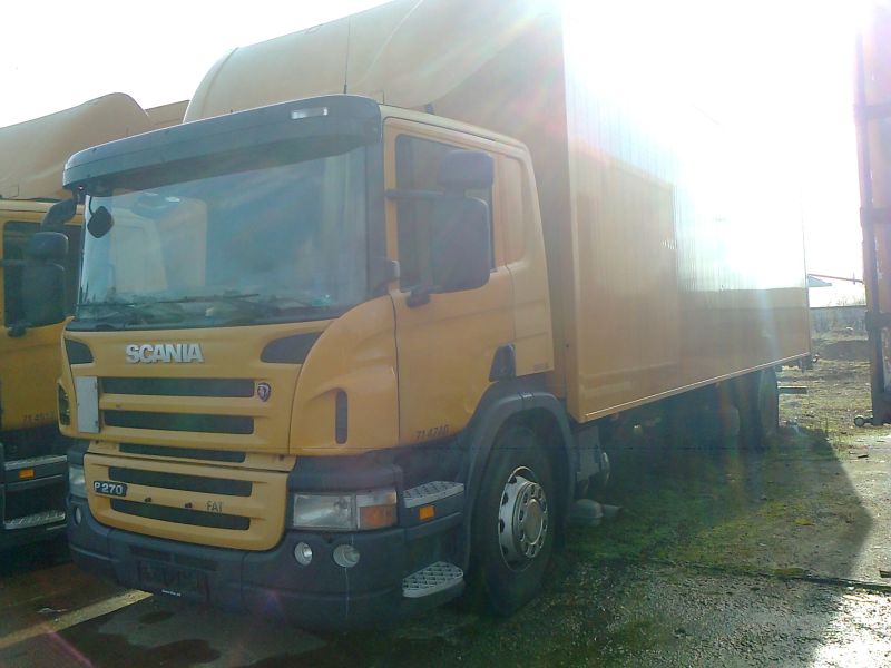 Post-Autos, Scania P 270 mit Koffer.jpg