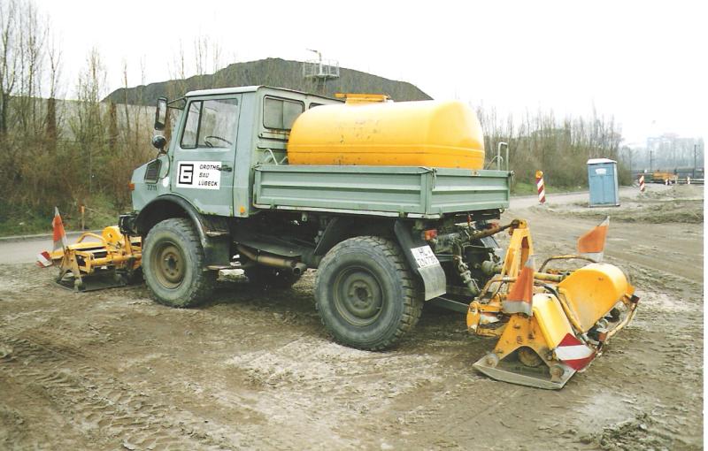 Unimog mit Plattenverdichter 2.jpg