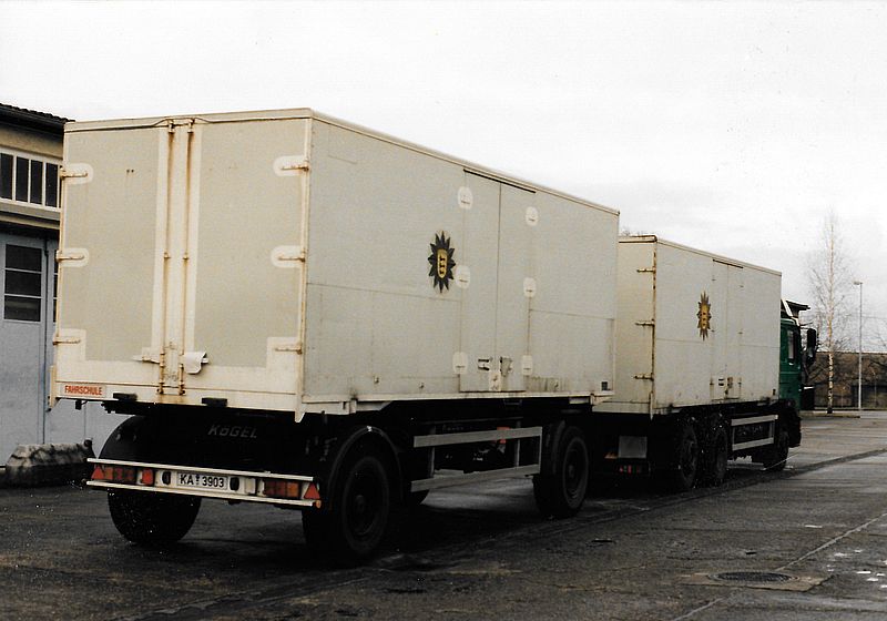 Polizei BW LPD KA MAN F 90 Wechselbehälter Fahrschule 03.jpg