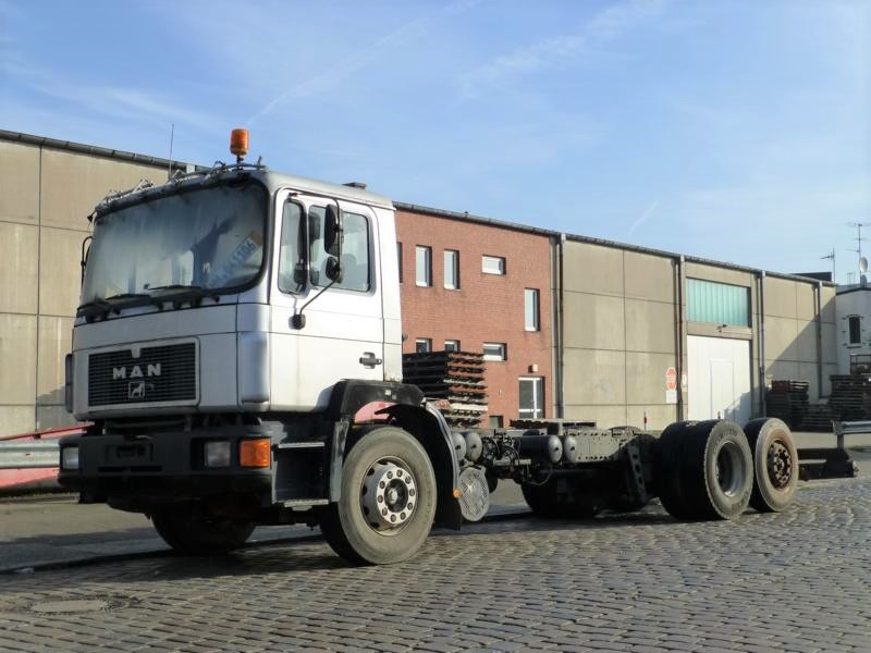 K800_MAN F90 Silber 1 (2).jpg