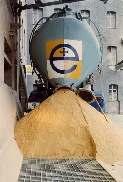 Hier liegt das H&uuml;hnerfutter.jpg