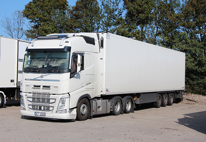 Volvo FH15 GLobeXL KÜKOSZ Padborg 2018 TIm IMG_2675 web B.jpg