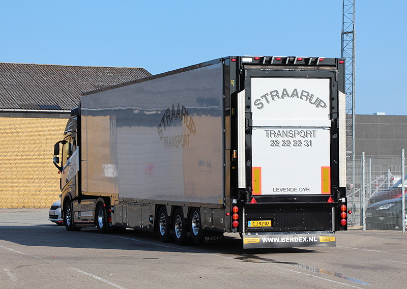 STRAARUP VOLVO FH15 GLOBEXL JUVIEHSZ  PADBORG 2018 TIM IMG_2691 WEB.jpg