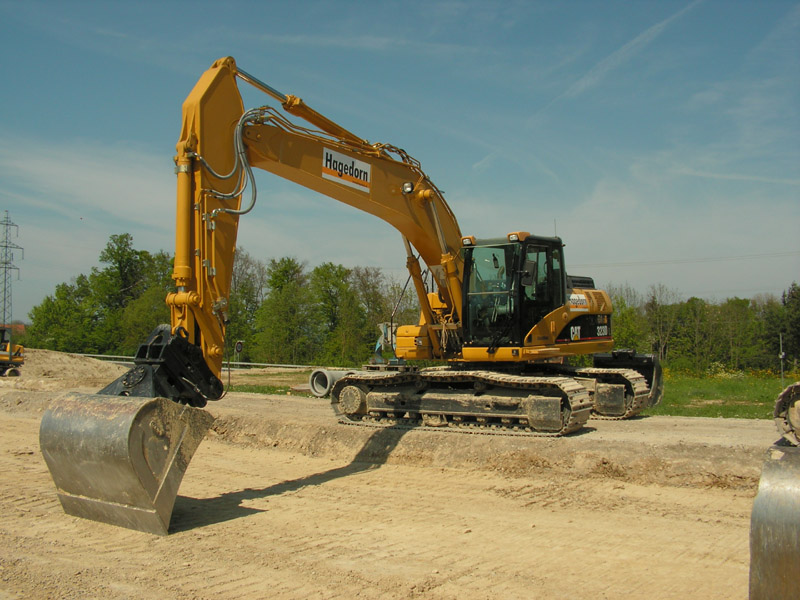 Cat 323D L (2).jpg