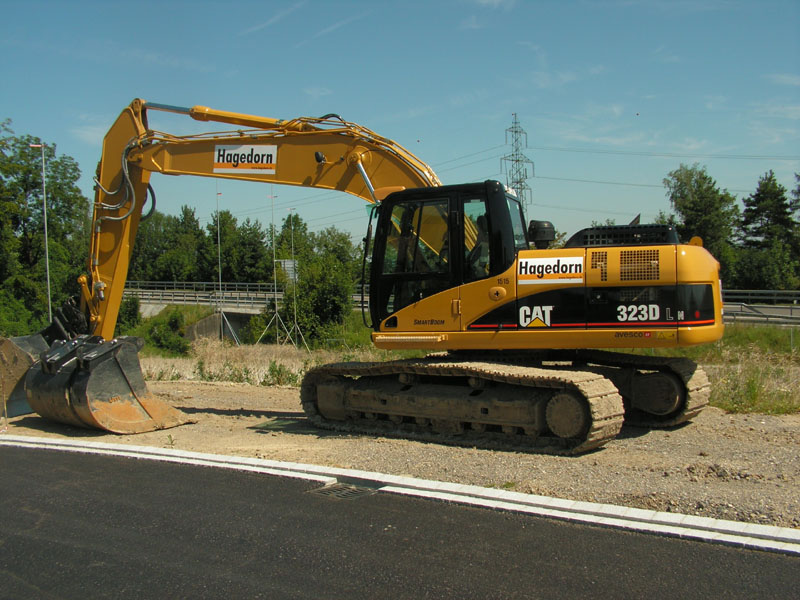 Cat 323D L_2.jpg