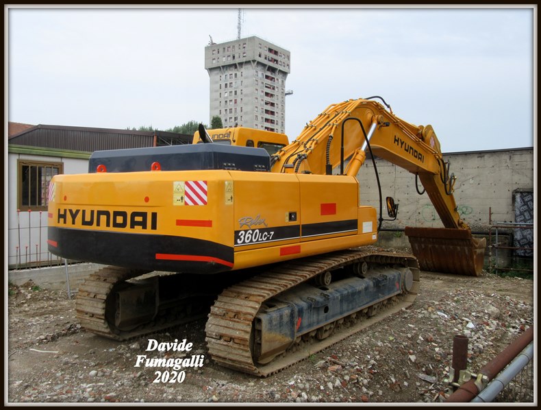 Hyundai 360NLC-7 002.jpg