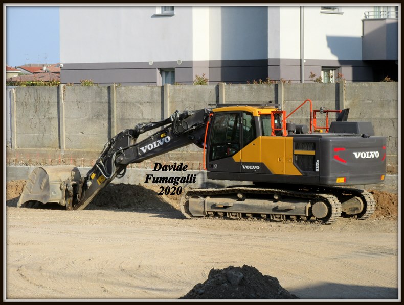 Volvo EC220E Guerrato 001.jpg
