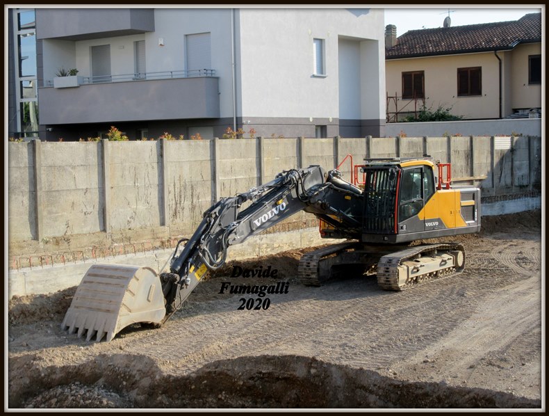 Volvo EC220E Guerrato 002.jpg