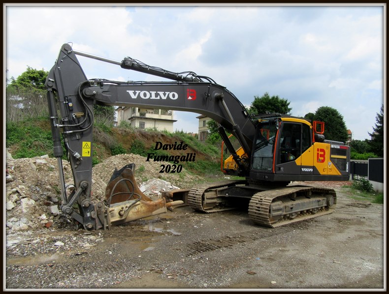 Volvo EC300E Bergamelli 001.jpg