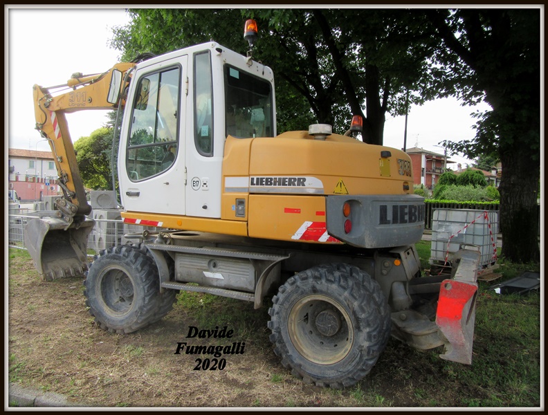 Liebherr A311 Simedil 002.jpg