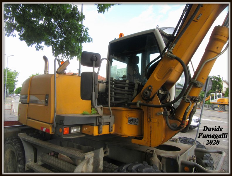 Liebherr A311 Simedil 003.jpg
