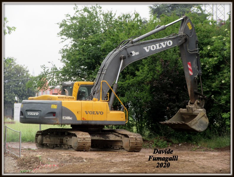 Volvo EC240B NLC 003.jpg