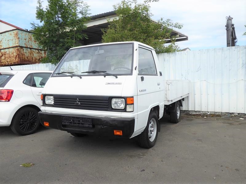 Mitsubishi L300 Pritsche Weiss 1 (Copy) (2).jpg