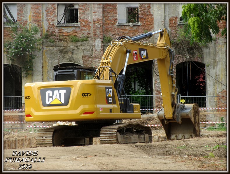 Caterpillar 330NG Villa 001.jpg