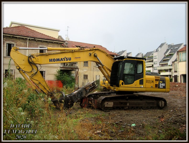 Komatsu PC240NLC-8 Guerrato.jpg