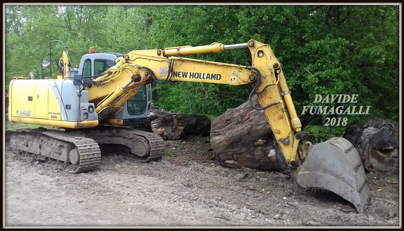 New Holland E145 001.jpg