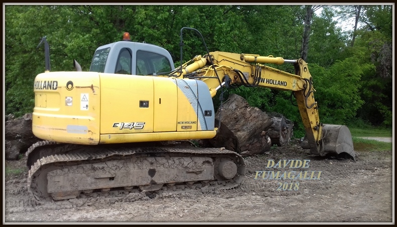 New Holland E145 003.jpg