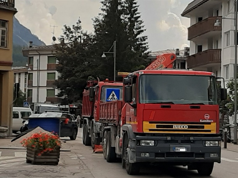 Iveco EuroTech_MW Bau_Cortina_BMB.jpg