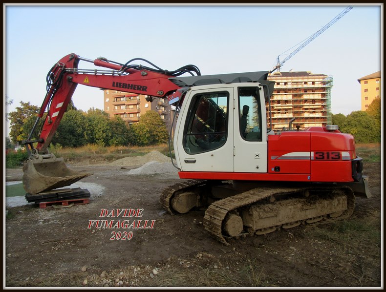 Liebherr R313 004.jpg