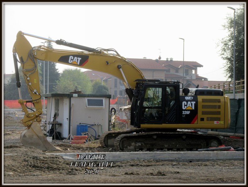 Caterpillar 326F Stampini 002.jpg