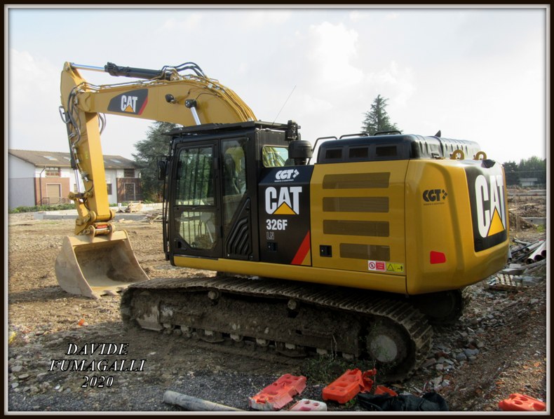 Caterpillar 326F Stampini 001.jpg