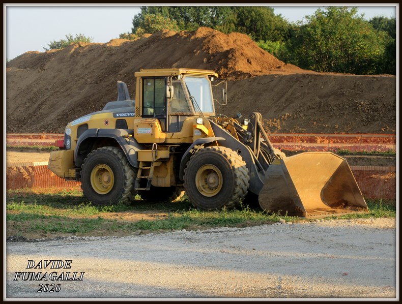 Volvo L120H.jpg