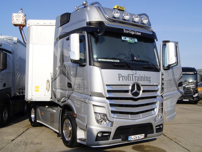 MB Actros 18xx - Charter Way.jpg