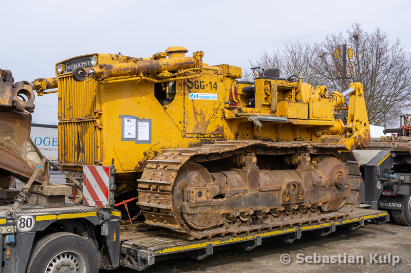 Volvo FHIV 540 GL XL 10x4 SLT Nooteboom, Vlist mit Komatsu, A61 Rübenach, 03.21-11.jpg