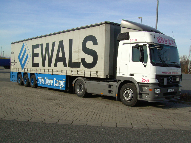 Sattel mit Ewals Trailer .jpg